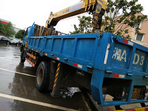 隨車(chē)吊為城建綠化施工